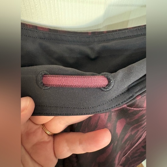 Lululemon Speed Tight IV | Painted Animal Bordeaux Drama Black | Size 6 - Picture 9 of 16